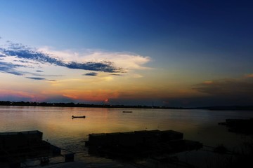 Obraz premium Villagers are fishing along the Mekong River. Sunset