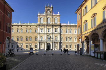 Fototapeta na wymiar Modena. Scorcio di Corso Cavour con la facciata del Palazzo Ducale.