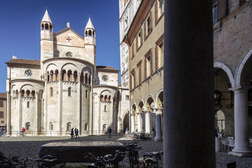 Modena. La pietra Ringadora per funzioni civili e giudiziarie tra l'abside della Cattedrale e il palazzo Comunale
