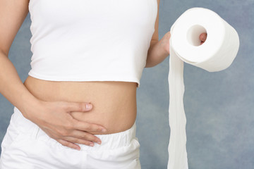 トイレットペーパーを持つ女性