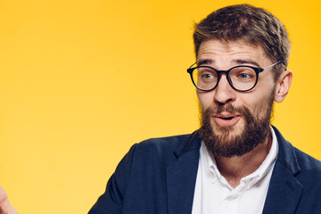 Obraz premium Surprised businessman, businessman in glasses, businessman on yellow background