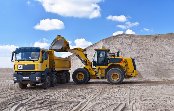 beladen eines LKW&acute;s mit Sand/ Kies in einer Kiesgrube per Radlader - Baumaterial zum Haus- und Stra&szlig;enbau