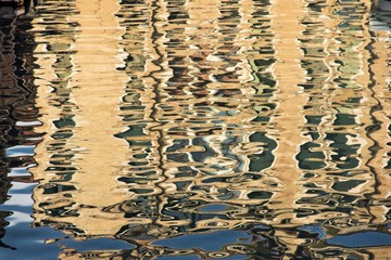Venedig: Spiegelung eines Palastes im Kanal