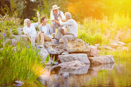 Familie feiert im Garten im Sommer