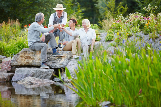 Senioren feiern Jahrestag mit Sekt