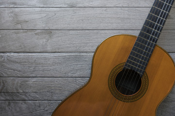 Obraz premium old classic guitar on wood table background