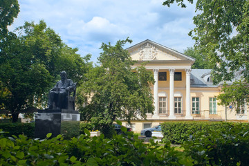 Fototapeta na wymiar Monument to Russian writer Lev Tolstoy near an ancient mansion in Moscow