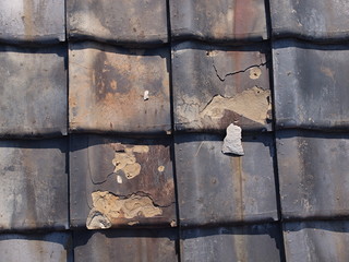 劣化した日本家屋の屋根瓦