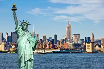 Deurstickers New York skyline en het Vrijheidsbeeld, New York City collage, reizen en toerisme briefkaart concept, USA © Delphotostock