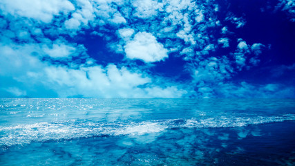 Fototapeta na wymiar reflection of cloud and water surface on sea