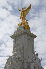 Fototapeta na wymiar Queen Victoria Memorial outside Buckingham Palace