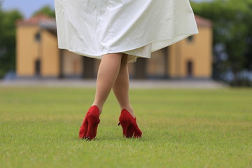芝生と女性の足元