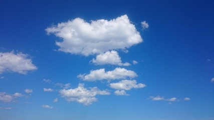 Nubes y cielo azul