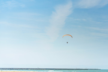 飛行するパラモーター