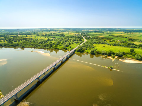 Fototapeta Krajobraz z lotu ptaka rzeka i mostem. Most, droga i wiejskie krajobrazy.