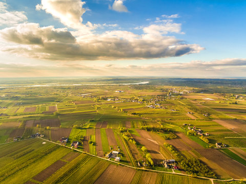 Fototapeta Krajobraz wiejski z lotu ptaka, w świetle zachodzącego słońca.