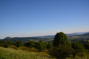 Wolkenloser Himmel überm Land