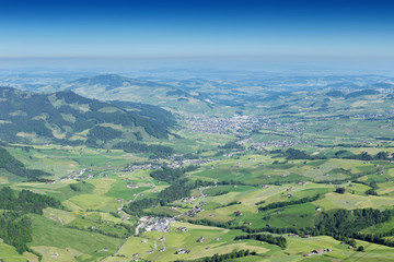 Fototapeta premium Grüne Wiesen und Felder in der Schweiz, Appenzell