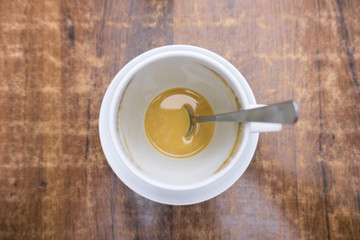 Blick in weiße Tasse mit Kaffee und Löffel