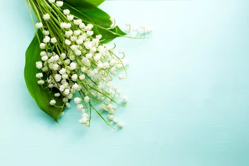 Fototapete Maiglöckchen Bouquet von frischen weißen Maiglöckchen in einem Holzfenster noch. Ansicht von oben