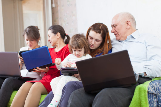  multigeneration family using laptops
