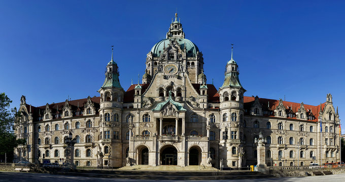 Panoramaaufnahme neues Rathaus Hannover in Farbe