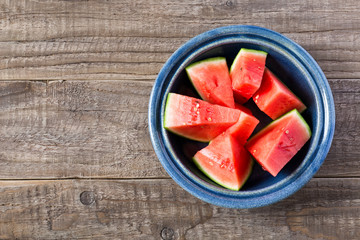 Stücke einer Wassermelone in einer Schüssel auf einem Holztisch
