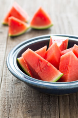 Stücke einer Wassermelone in einer Schüssel auf einem Holztisch