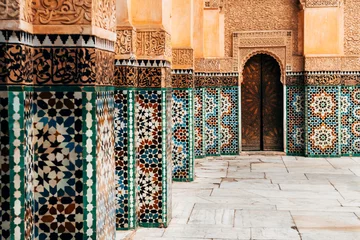 Tuinposter kleurrijke siertegels op Marokkaanse binnenplaats © jon_chica