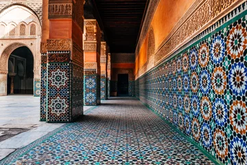 Rolgordijnen kleurrijke siertegels op Marokkaanse binnenplaats © jon_chica