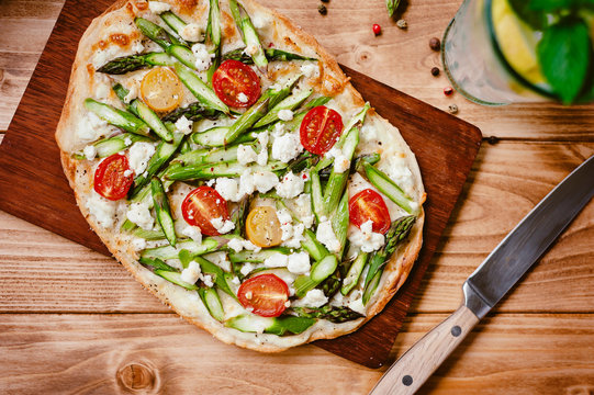 Flammkuchen mit gr&uuml;nem Spargel, Tomaten und Feta