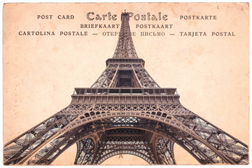 Obraz premium Wieża Eiffla w Paryżu, Francja, kolaż na tle pocztówki w kolorze sepii, słowo „pocztówka” w kilku językach