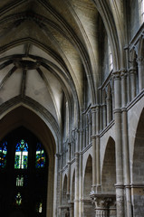Fototapeta na wymiar Nef d'une église de Reims - 2