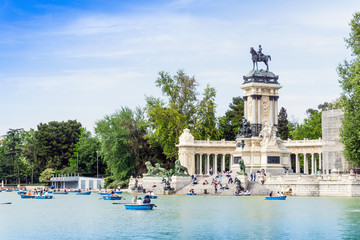 Fototapeta na wymiar landmark Monumento Alfonso XII in Madrid