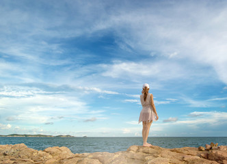 Beautiful woman looking at the sea And the sky was beautiful.