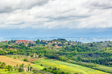 Obraz premium Italian village in Tuscan countryside