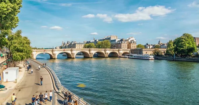Timelapse 4K Paris - Pont neuf et bateaux mouche