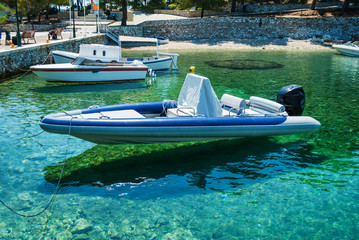 Obraz premium The blue sea with yachts and boats on the water, Skiathos, Greece