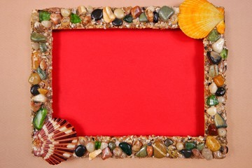 Decorating the frame for photos with sea pebbles, arts and crafts thing