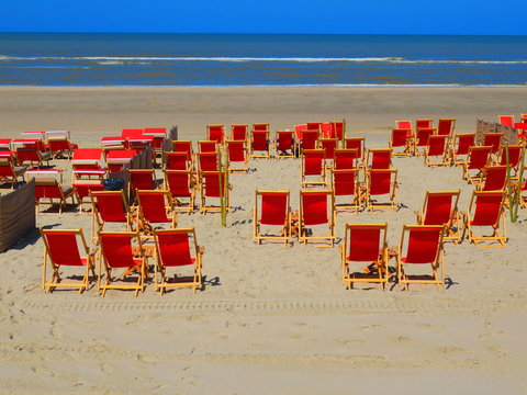 RED DECKCHAIRS ON THE BEACH OF THE TOUQUET , PAS DE CALAIS, HAUTS DE FRANCE , FRANCE 