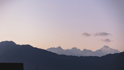 Obraz premium Kangchenjunga mountain with clouds above that view in the evening in Sikkim, India