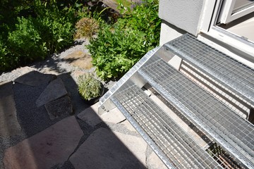 Treppe aus feuerverzinktem Stahl zur Terasse