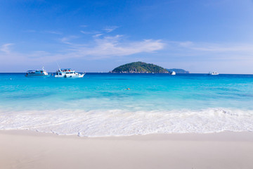 Obraz premium Beautiful tropical white sand beach in Summer at Similan island - Phang nga Thailand