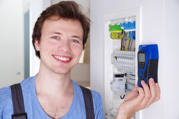 Ein Elektriker bei der Arbeit an einem Sicherungskasten