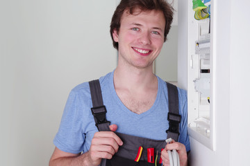 Freundlich lächelnder Elektriker, Elektroinstallation