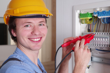 Freundlich lächelnder Elektriker, Elektroinstallation