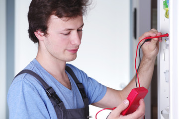 Ein Elektriker bei der Arbeit an einem Sicherungskasten