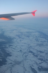 Blick aus dem Flugzeugfenster