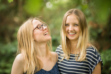 Obraz premium 2 Freundinnen im Portrait albern herum - 2 junge lachende Frauengesichter