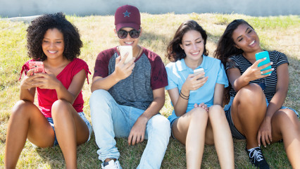 Gruppe Jugendliche mit Handy